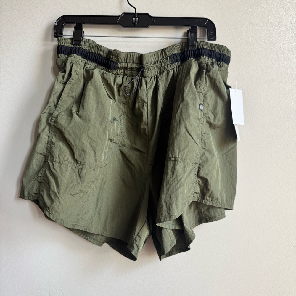 Zella Runyon High Waist Performance Shorts Olive Green Athleisure L Clean Girl - Picture 2 of 5